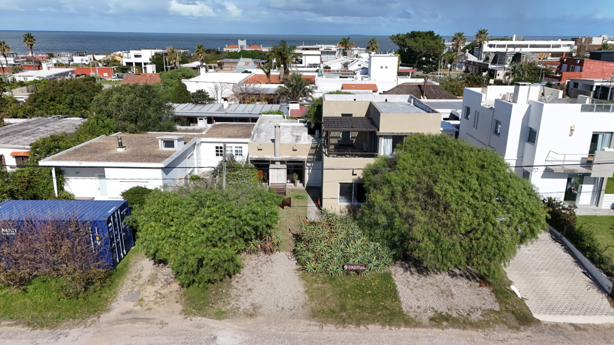 Casa de 3 dormitorios + servicio en Manantiales a la Venta