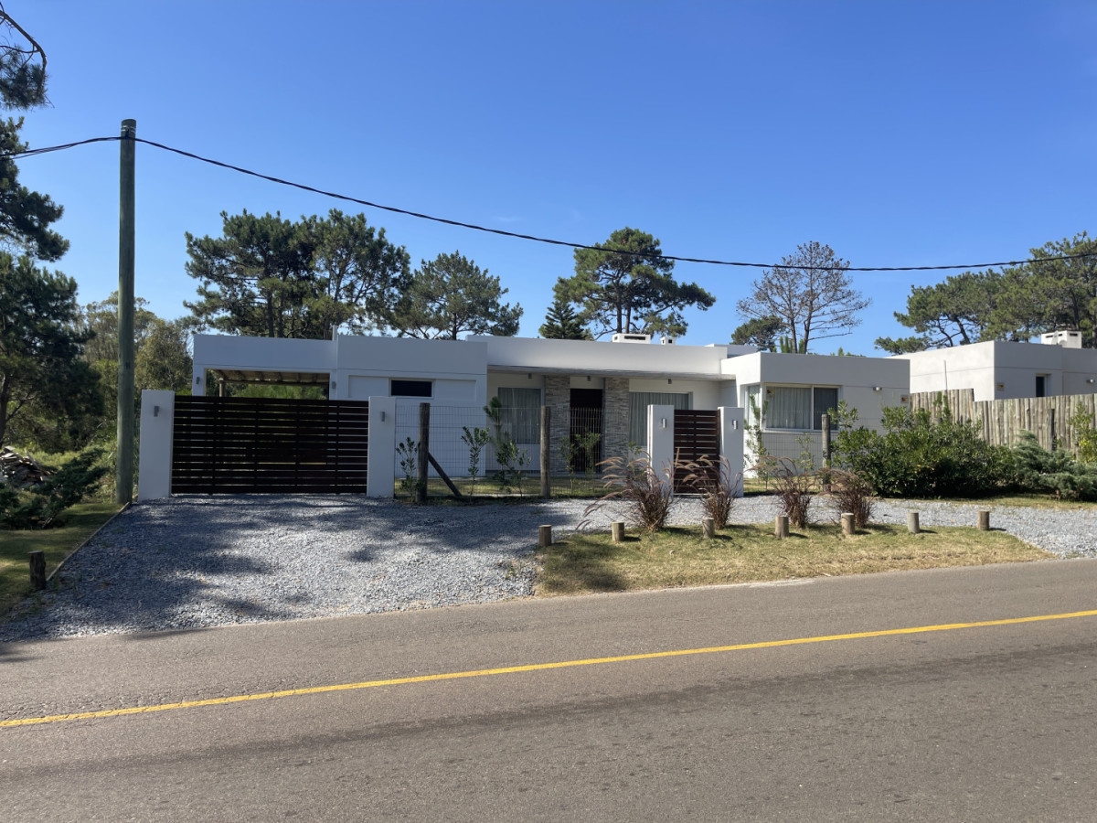 Hermosa Casa de 3 Dormitorios y 2 baños en La Barra 