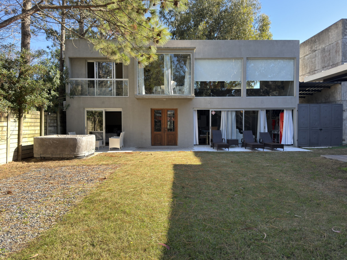 Casa de 3 dormitorios y 2 baños en Alquiler en La Barra