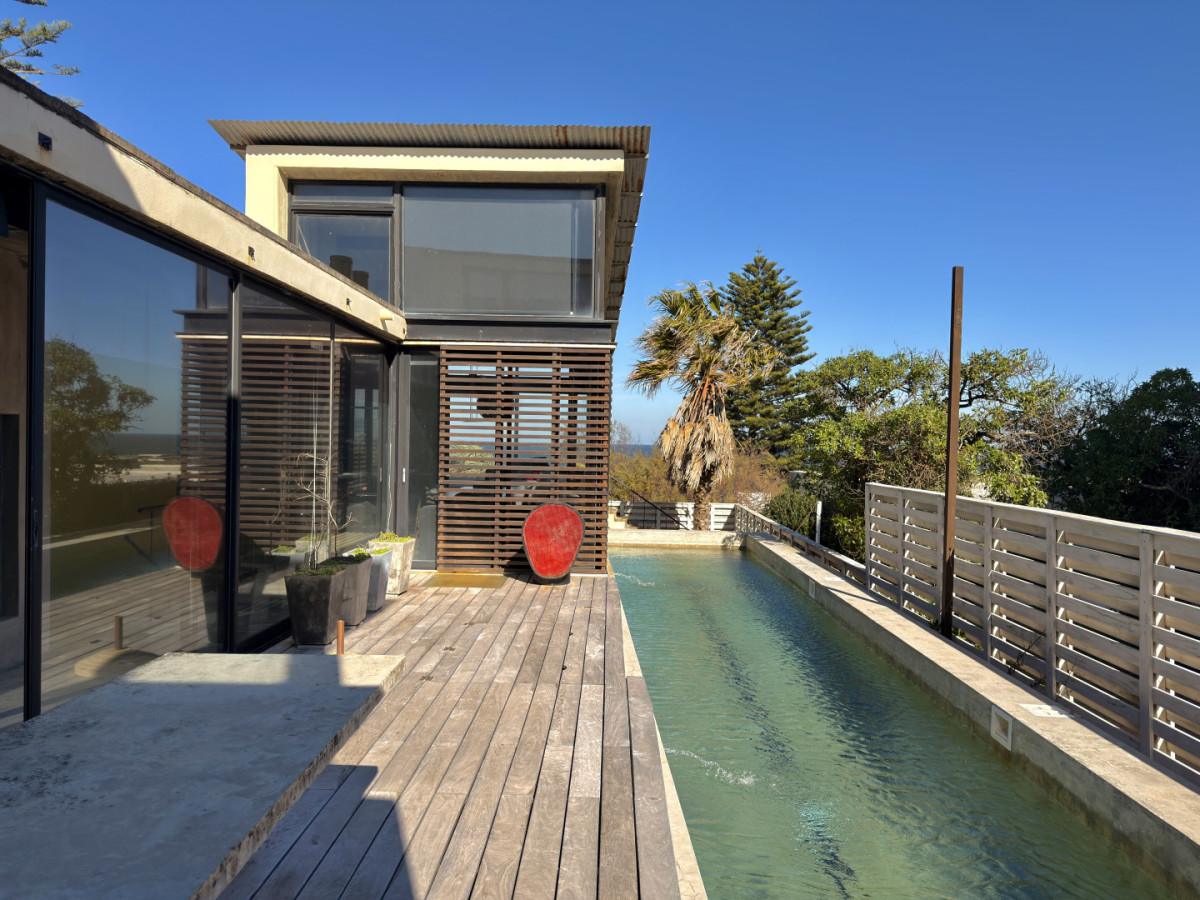Importante casa en La Barra de ruta al mar 3 suites + servicio en Venta