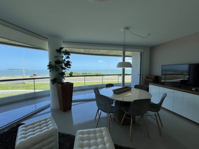 Venta Apartamento Primera Linea Mansa frente al mar con Parrillero propio. Punta del Este Uruguay
