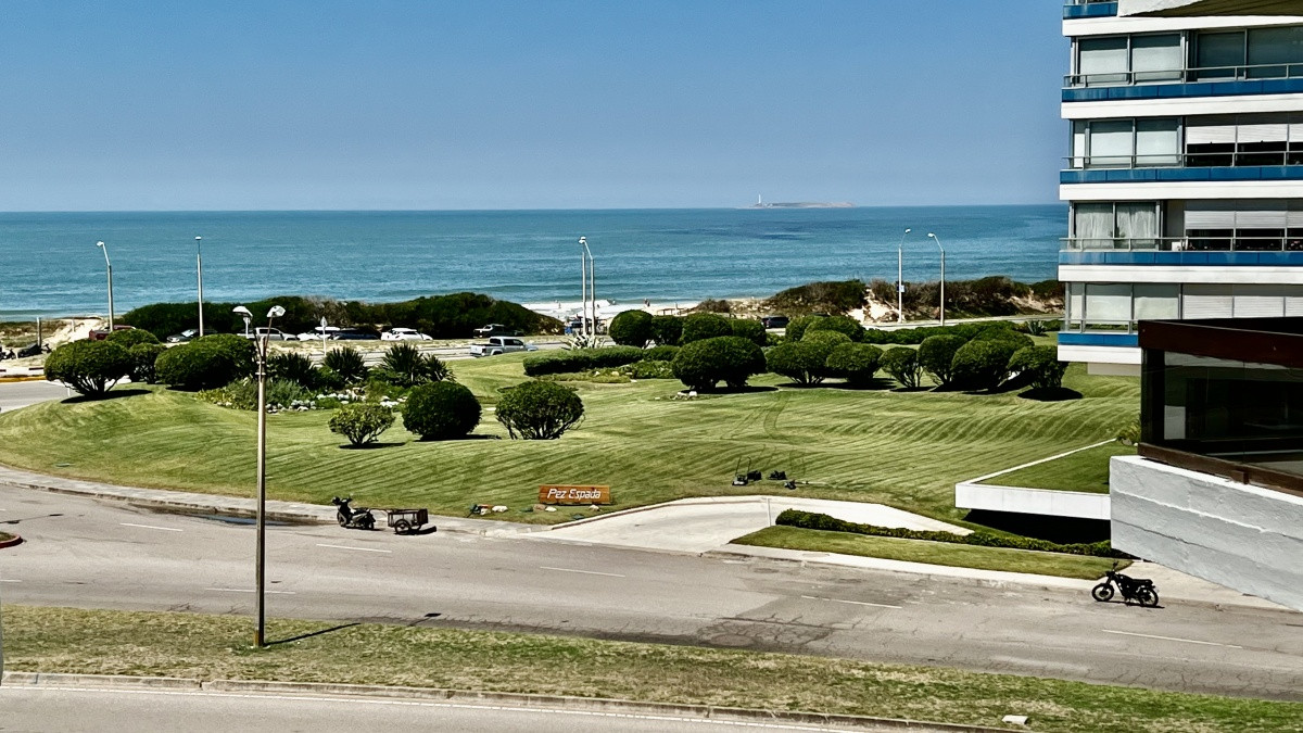 Venta Apartamento 2 dormitorios en primera linea Playa Brava, Punta del Este.