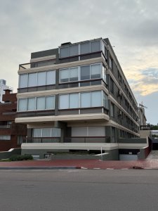 Espectacular Apto en Venta 2 dorm, 2 baños, garage, frente al mar.