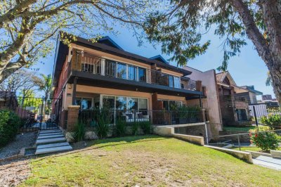 Apartamento en venta 3 dormitorios c/ cochera doble y jardín en Carrasco