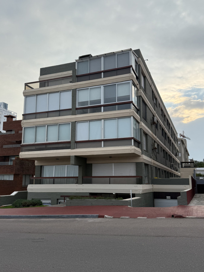Espectacular Apto en Venta 2 dorm, 2 baños, garage, frente al mar.