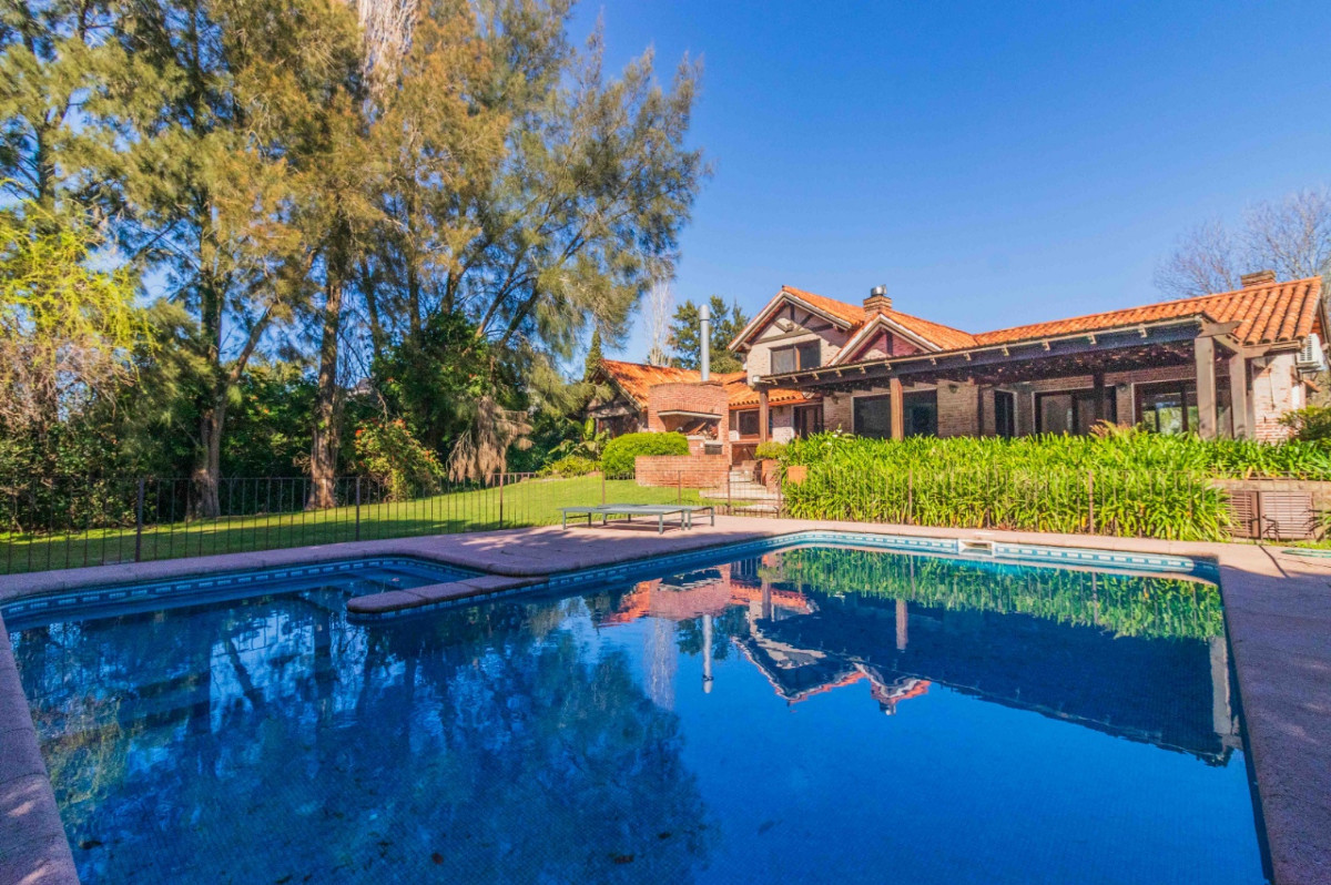 Casa en Venta 3 dormitorios, playrooom y servicio c/ cochera en La Tahona