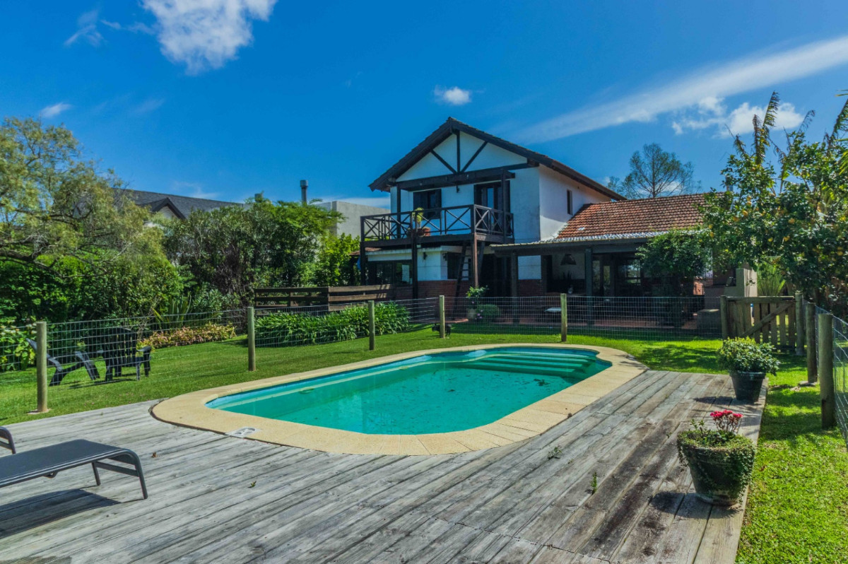 Casa en venta c/ cochera en Lomas de la Tahona