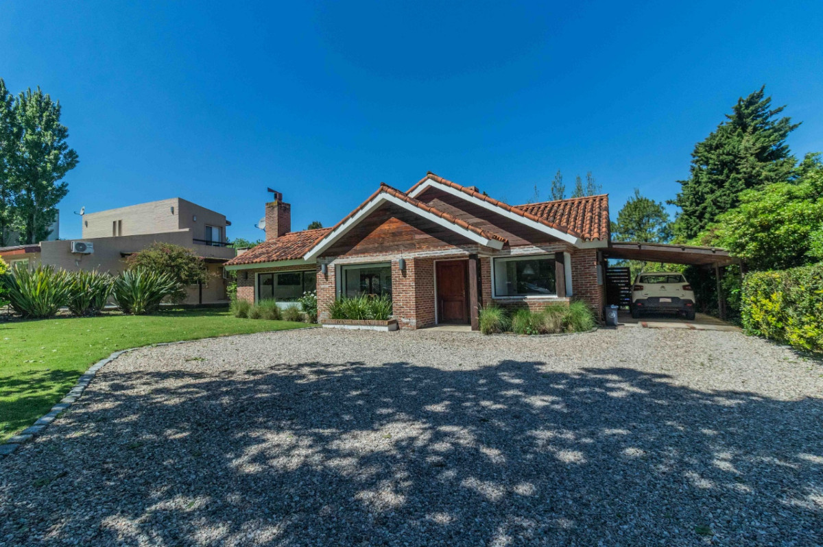 Casa en venta c/ cochera en Lomas de la Tahona