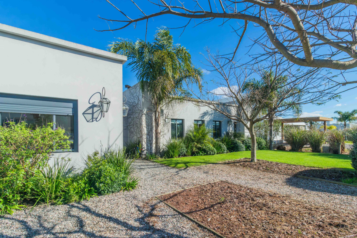 Venta espectacular casa en Mirador de la Tahona con jardín con piscina y galería con parrillero