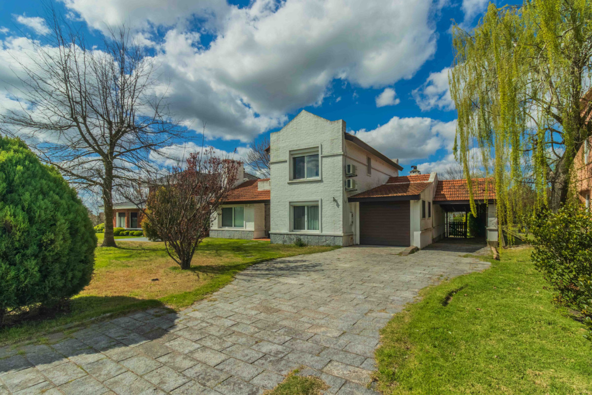 Casa amoblada en alquiler en Lomas de La Tahona | 4 dormitorios + escritorio, piscina y barbacoa