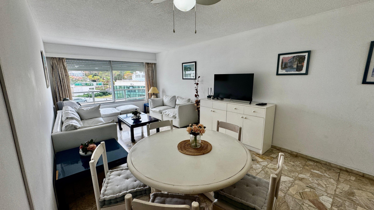 Apartamento Tres Dormitorios a 100 Metros del Mar en Cantegril Punta del Este, Venta