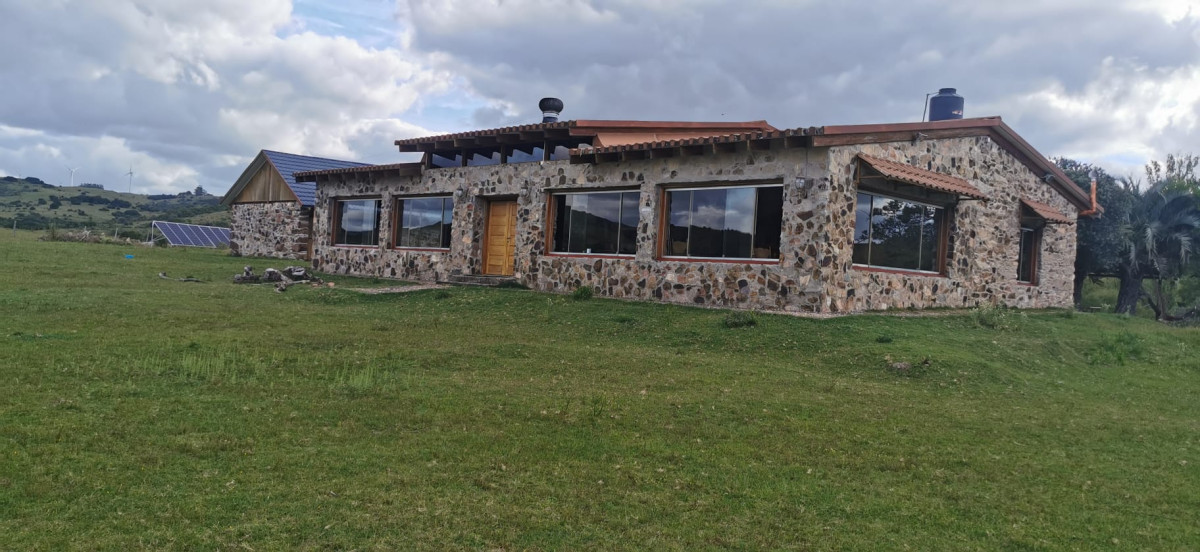 Venta de casa de piedra y campo de 33 HA