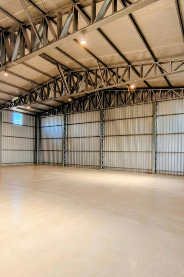 LOCAL EN ARRENDAMIENTO EN 4 H 300M2  -2000 MIL DOLARES 