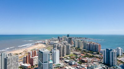 Venta, Penthouse, con 4 dormitorios + dep. servicio en Punta del este, terraza con vista panorámica 