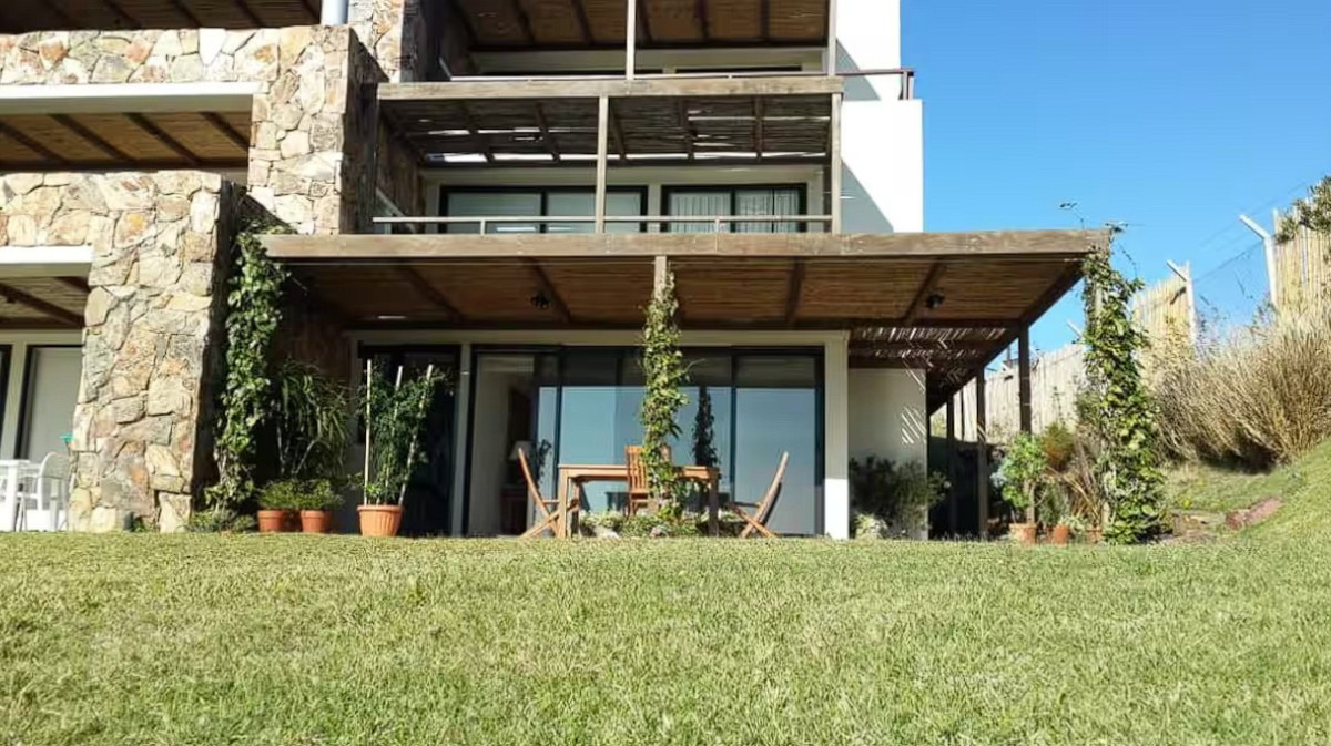 Alquiler de temporada apartamento 2 dorm 2 baños con amplio jardin Quartier Punta Ballena