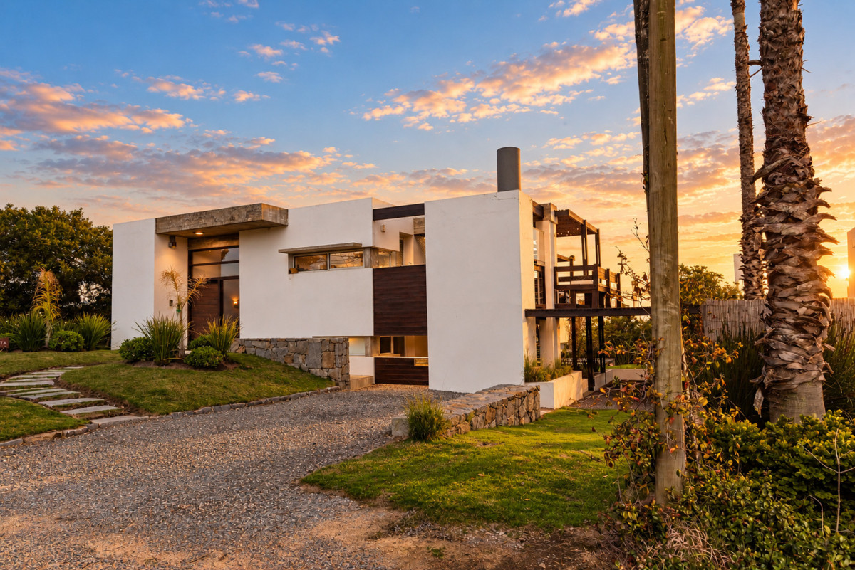 Exclusiva casa con piscina climatizada en Altos de Punta Piedras El Chorro