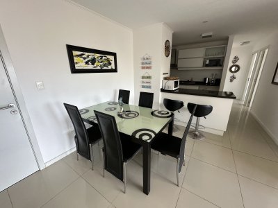 Exclusivo apartamento de 2 dormitorios con parrillero y amenities premium en Punta del Este 