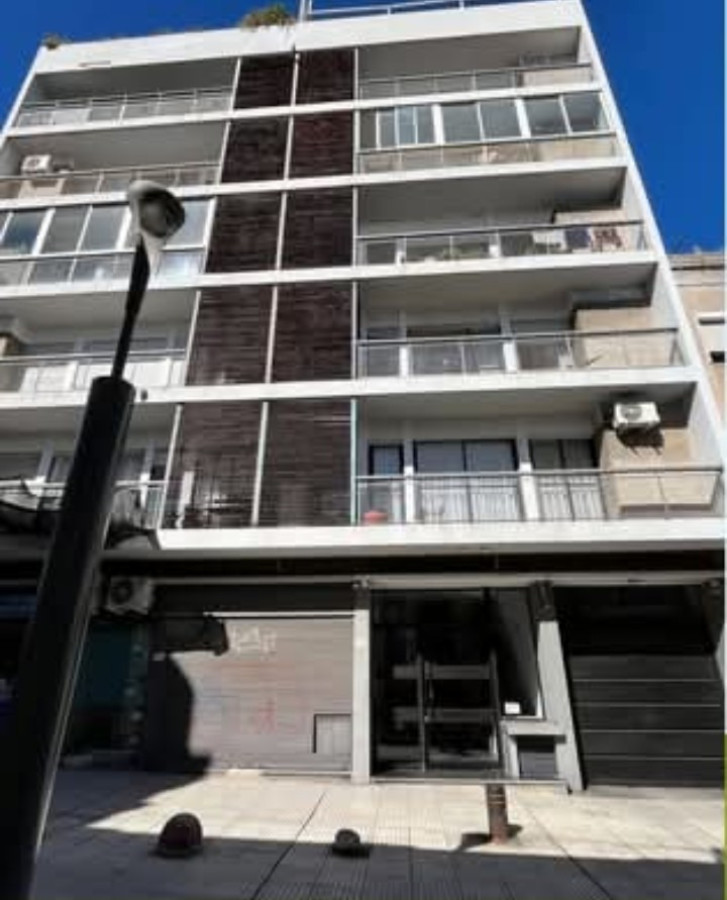 Luminoso Apartamento de 1 Dormitorio en Alquiler sobre Peatonal Sarandí, Ciudad Vieja - 11A