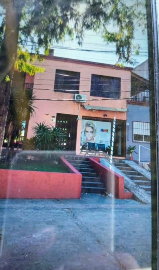 Casa de 3 Dormitorios con Terraza y Parrillero Techado sobre Santa Ana