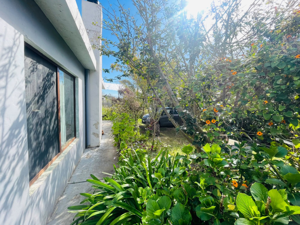 Casa con dependencia en venta, La Juanita.