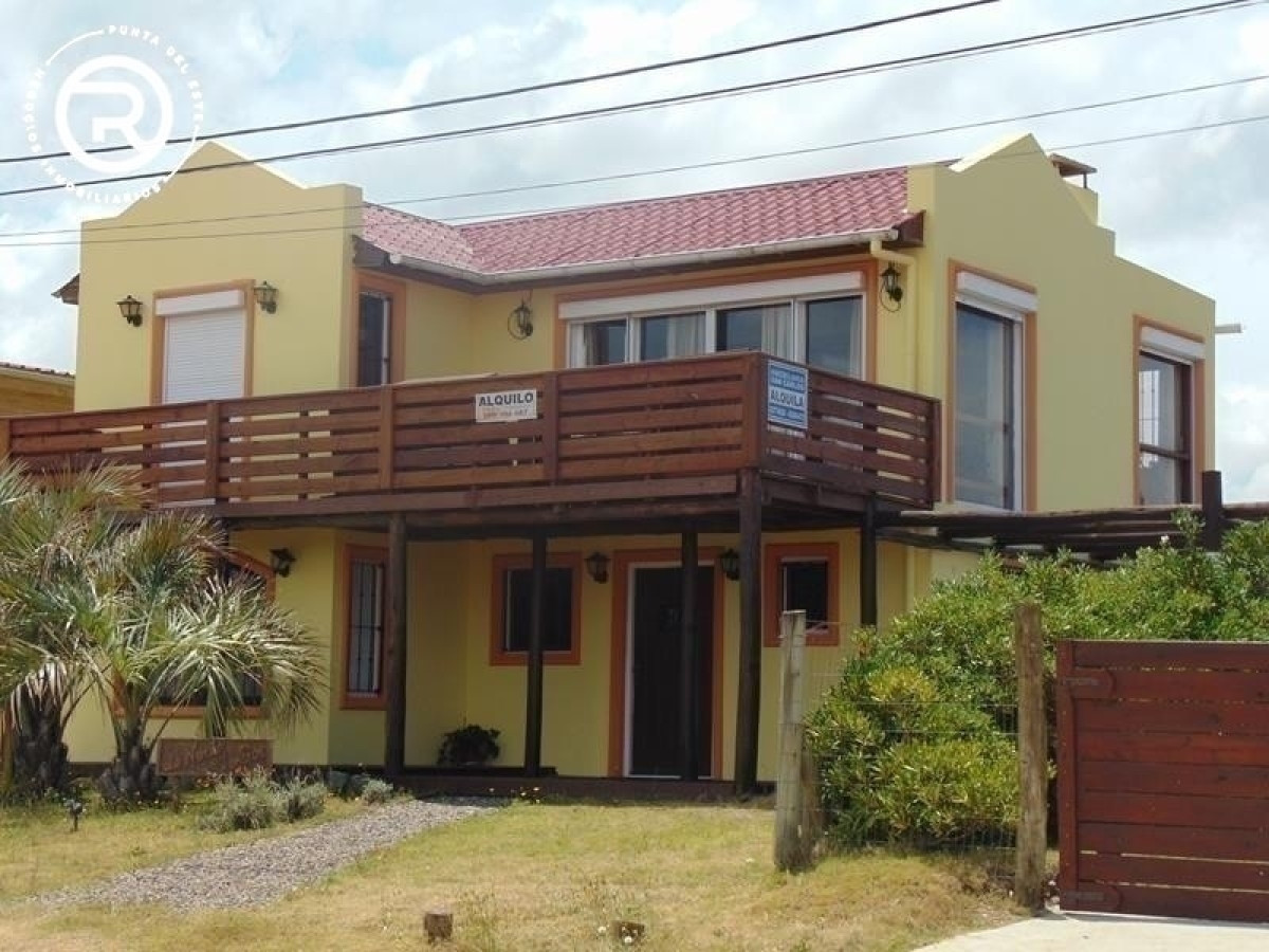 Casa muy cercana al mar con piscina.
