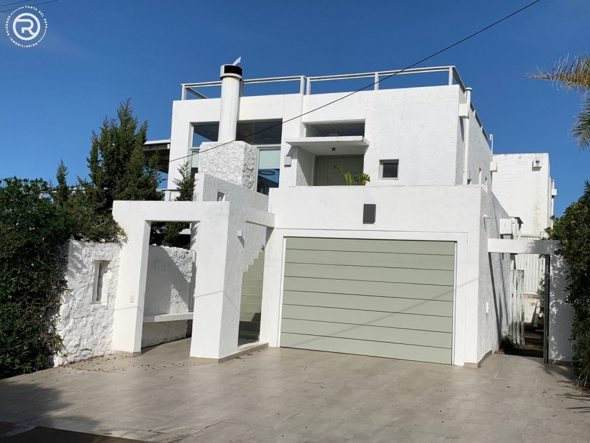 Exclusiva propiedad con 1620 m2 de terreno y vista al mar