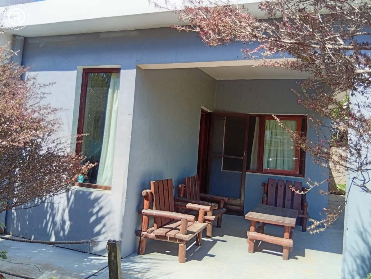 Casa con dependencia en venta, La Juanita.
