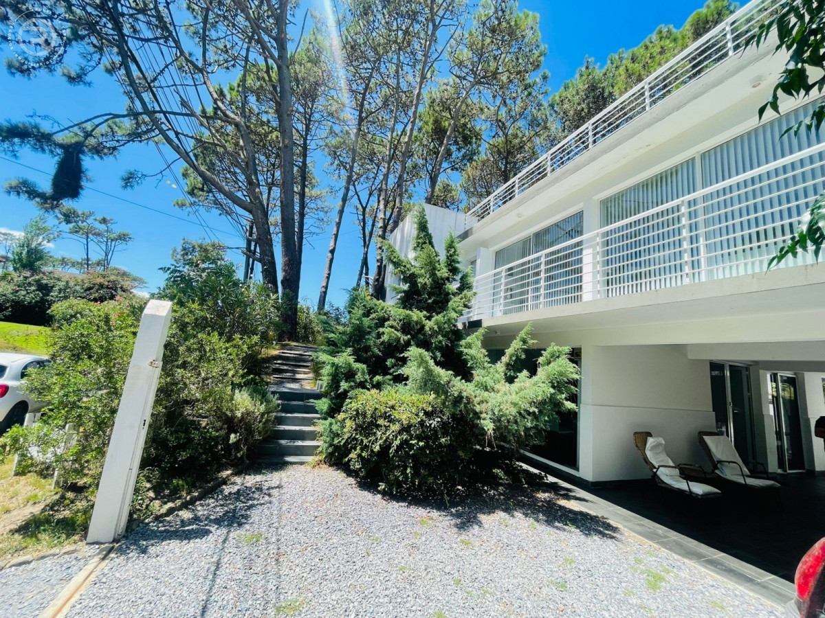 Moderna y amplia casa en venta en Montoya