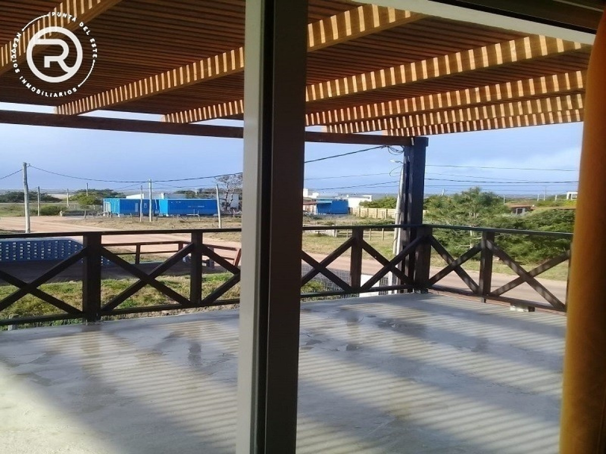 Casa en venta y alquiler en Balneario Buenos Aires.