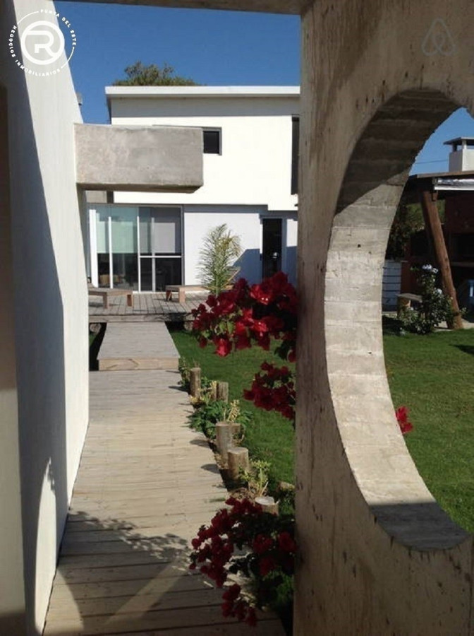 Casa moderna con dependencia.