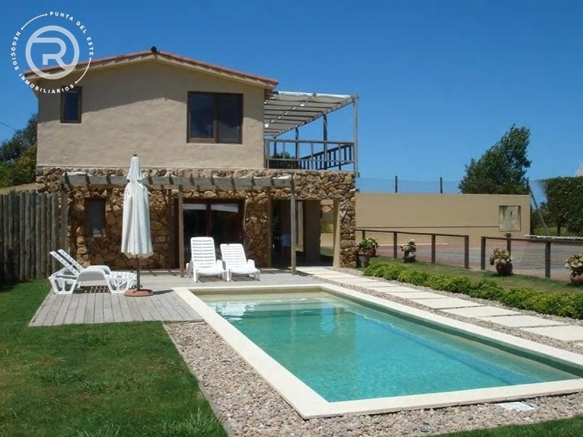 Casa con piscina y cancha de tenis