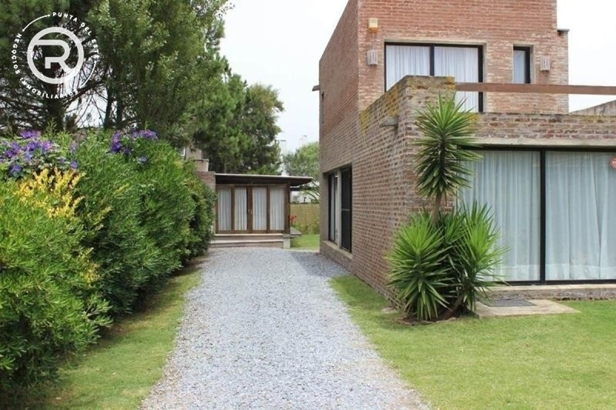 Casa con amplio jardin y parrillero