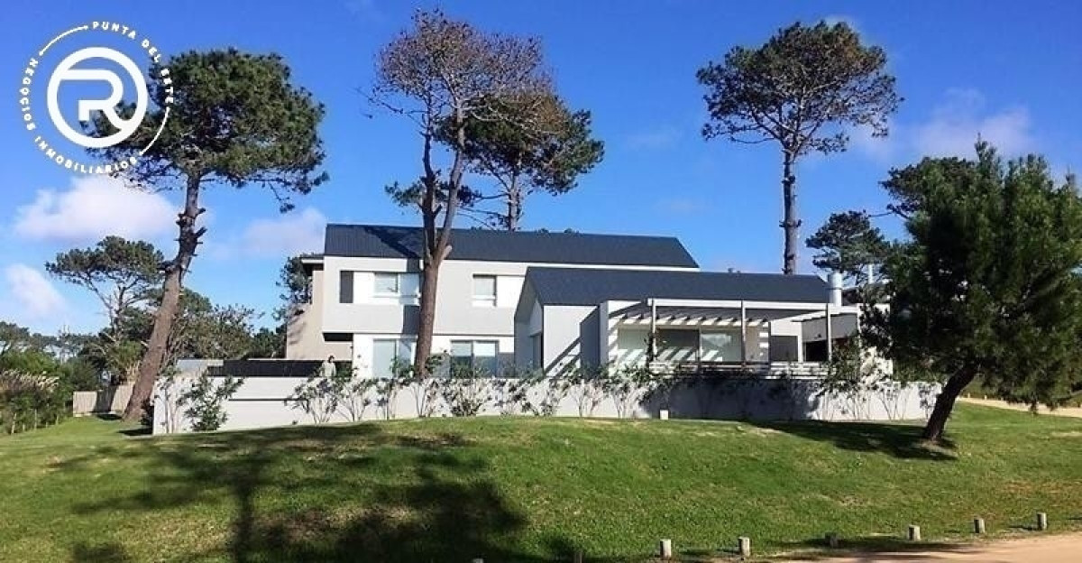 Importante residencia en Barrio cerrado Pinar del Faro