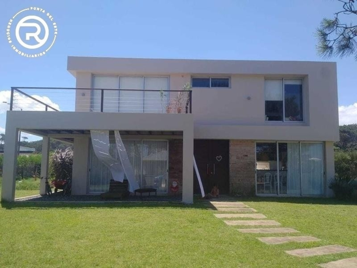 Casa minimalista en Barrio Club de Mar