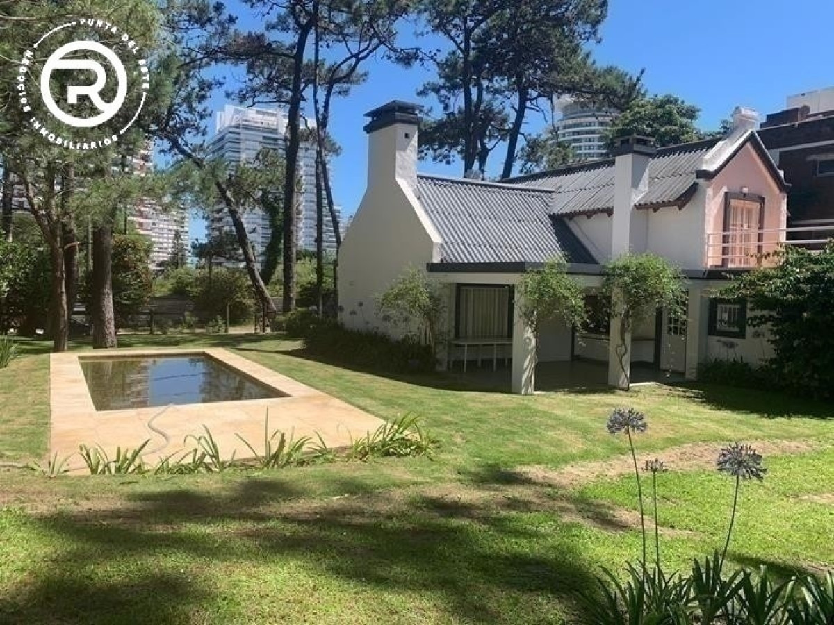 Casa de 2 plantas con piscina, muy cerca de la Mansa, en alquiler.