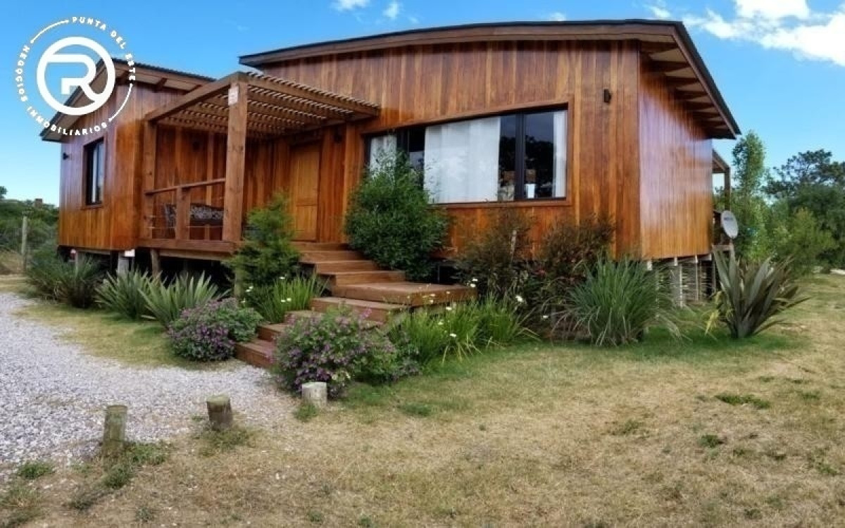Casa muy moderna en Manantiales en alquiler