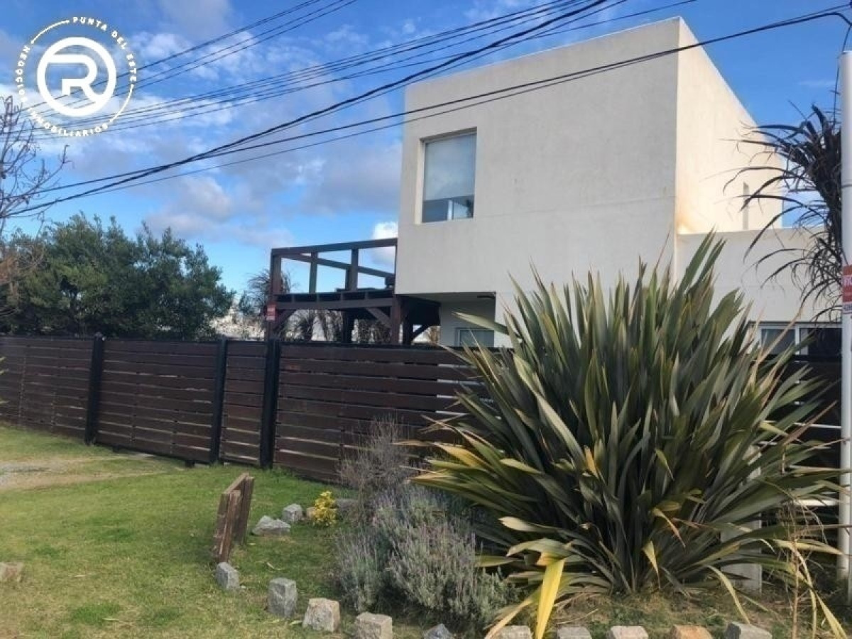 Se vende hermosa casa con vista al mar en Balneario Buenos Aires