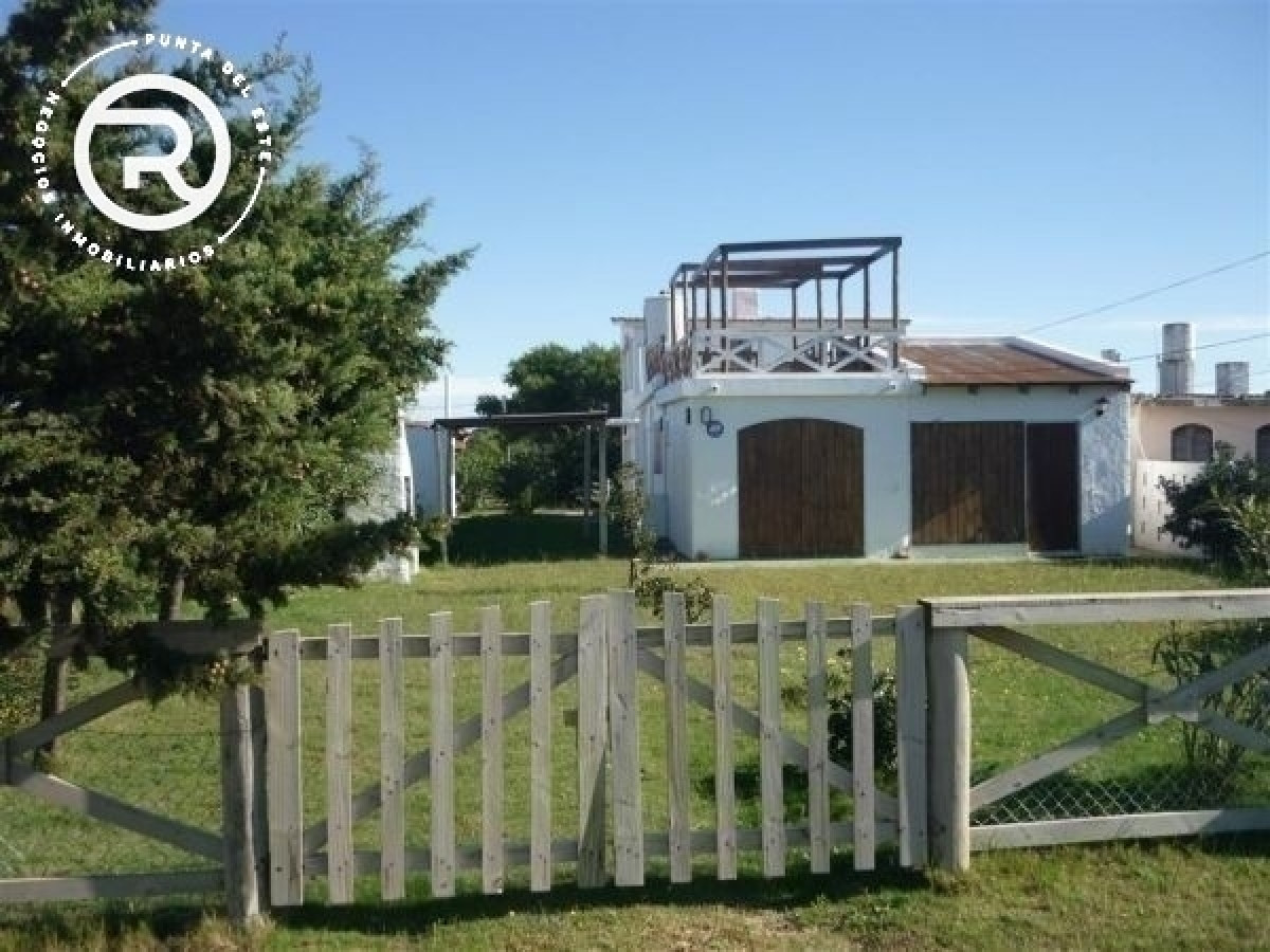 Casa en alquiler en Balneario Buenos Aires.