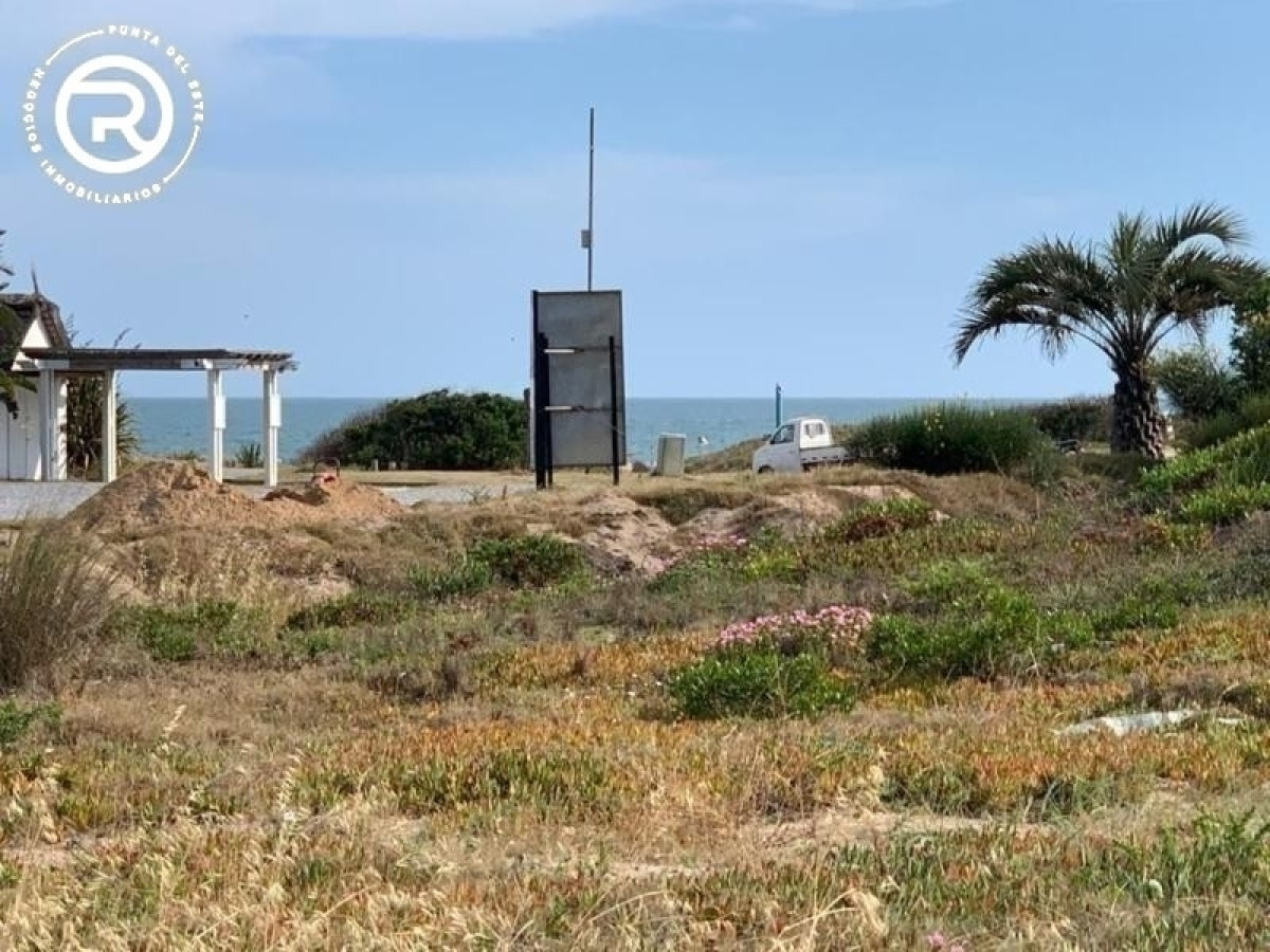 Se venden dos lotes que suman 938 m2 en primera línea de Montoya