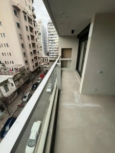 Alquiler de 1 Dormitorio Con Terraza Y Garaje en Tres Cruces.