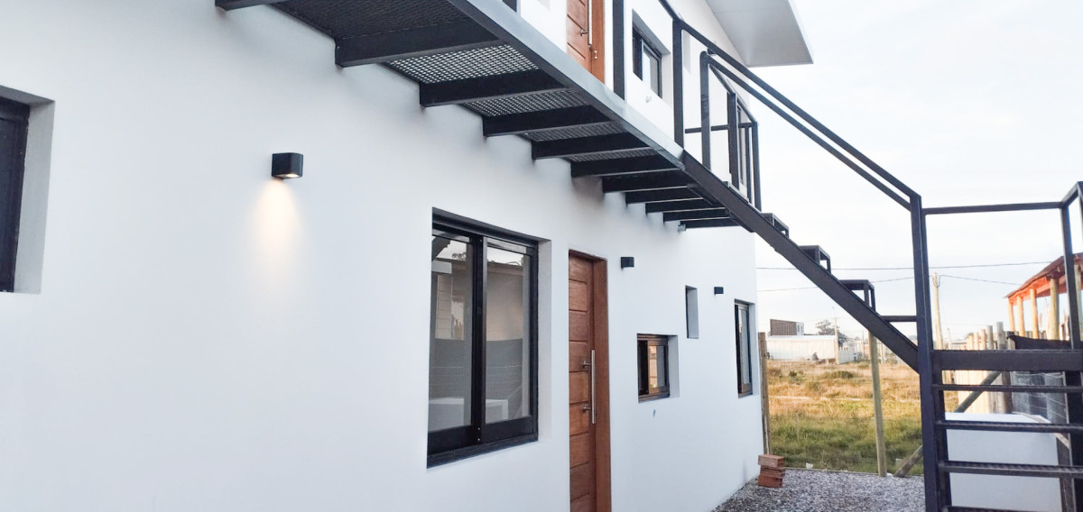 Apartamento de 2 dormitorios a estrenar con pequeño patio y estacionamiento en 4H