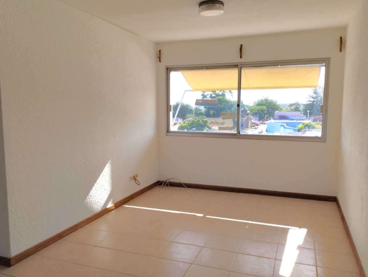 Apartamento 2 Dormitorios y cocina definida en Pleno Centro de Maldonado