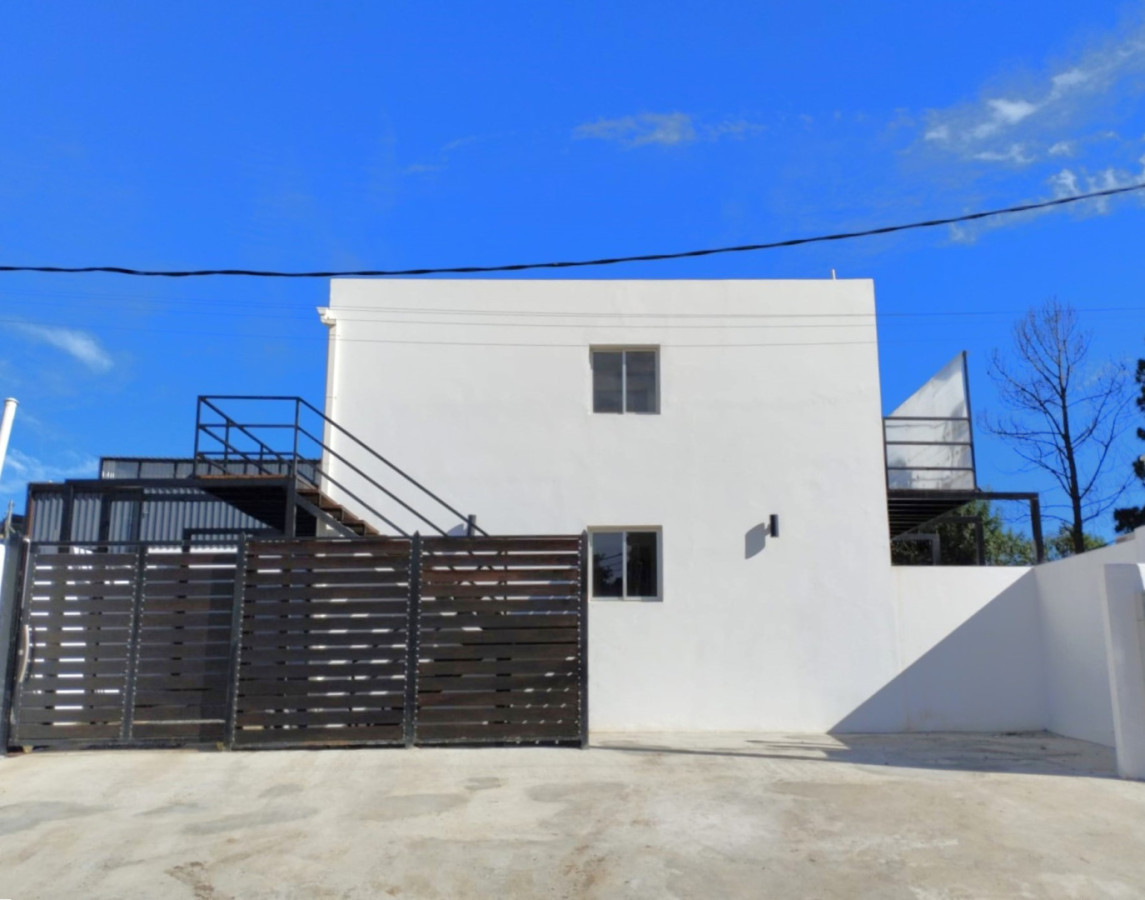 ALQUILER ANUAL 2 Dormitorios y pequeño patio en Altos de la Laguna