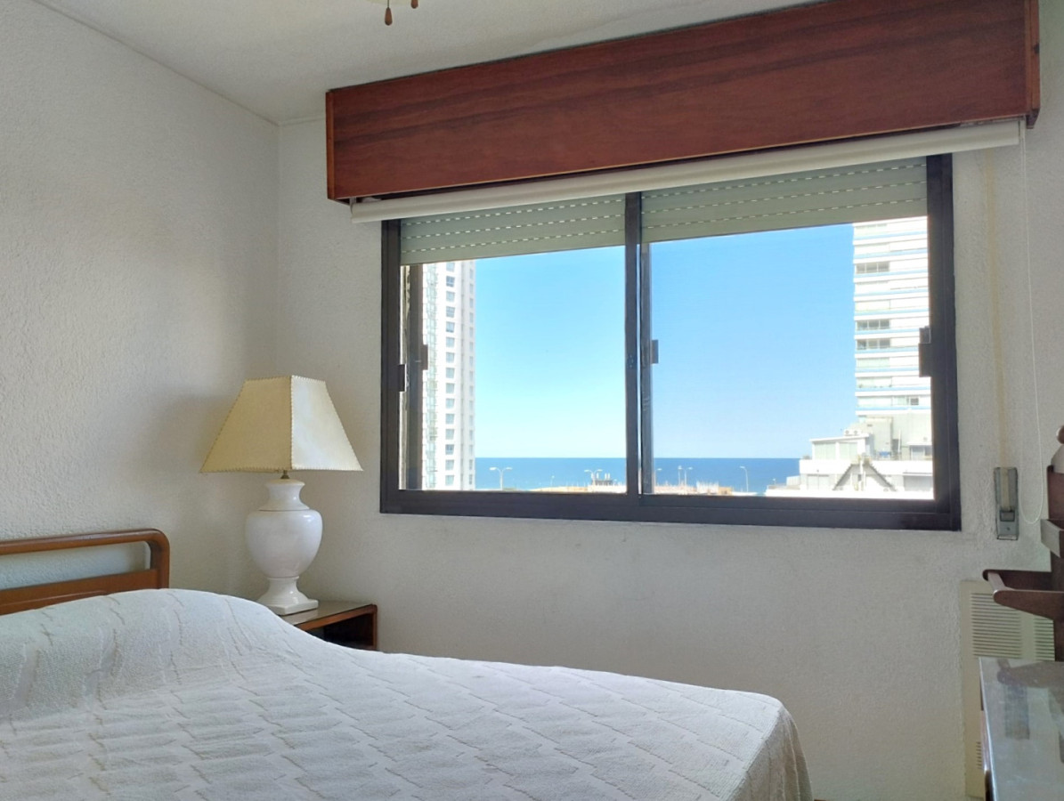 Apartamento Dormitorio y medio con vista al mar, terraza con parrillero
