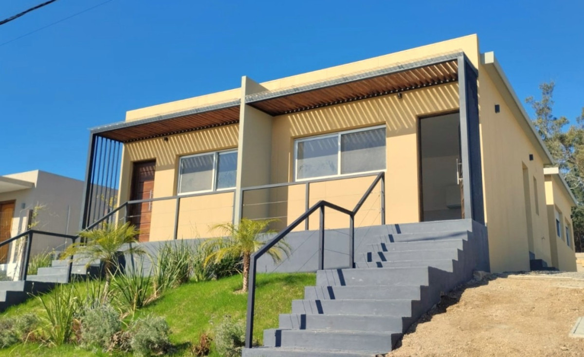 Casa Dúplex en Altos de la Laguna de 2 Dormitorios con Estacionamiento y Parrillero