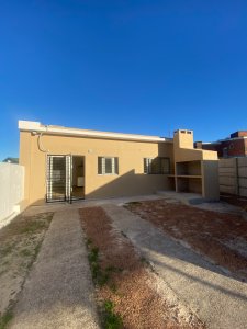 SE ALQUILA CASA A ESTRENAR EN LA FLORESTA 