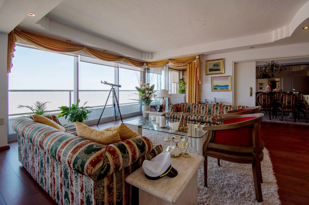 Venta apartamento 4 dormitorios, 4 baños, parrillero, 2 garajes,  vista al MAR