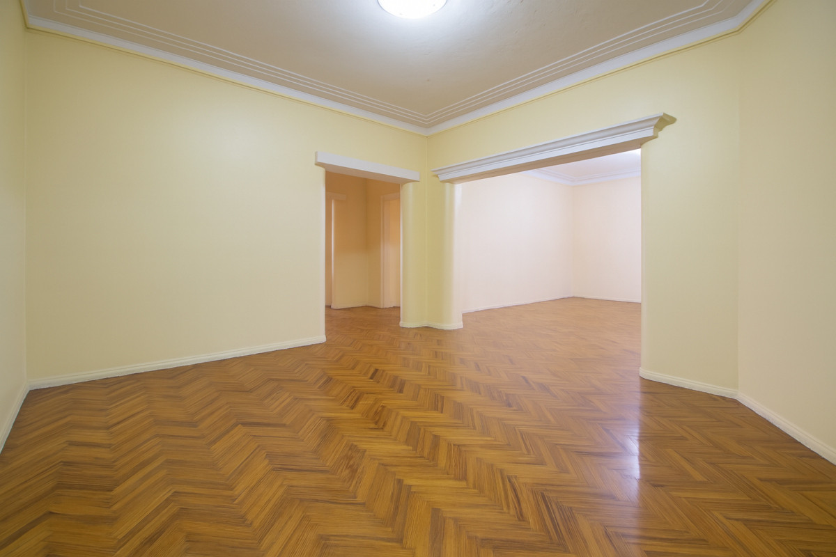 Venta apartamento 3 dormitorios y servicio en el Centro