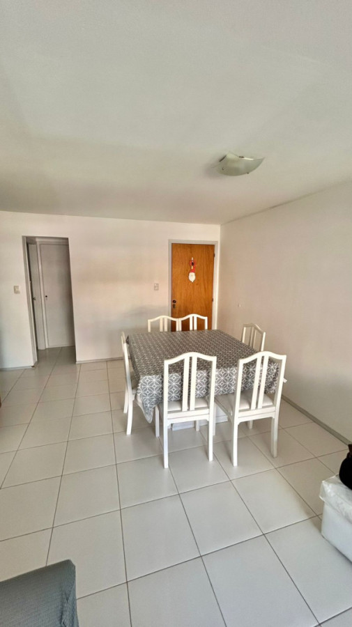 Apartamento de 1 dormitorio y medio con parrillero propio en edificio frente al mar con piscina