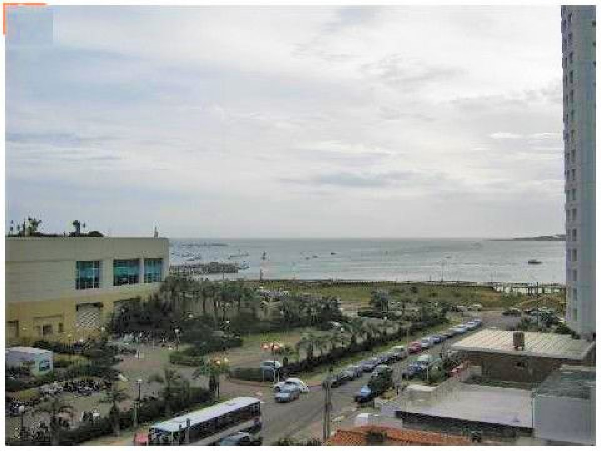 Excelente apartamento con muy buenos servicios a metros del mar.-